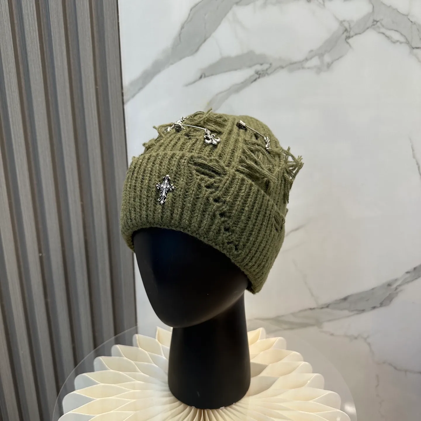 P60 🤍Chrome hearts new autumn and winter cross knitted hat🧶 One of the must-have hats in autumn and winter~ It really looks good on whoever wears it~, it is also a perfect match in black and white and gray in autumn~